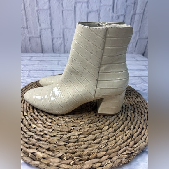 Chinese Laundry Cream Croc-Embossed Ankle Boots. Size 8.5 - Picture 5 of 9
